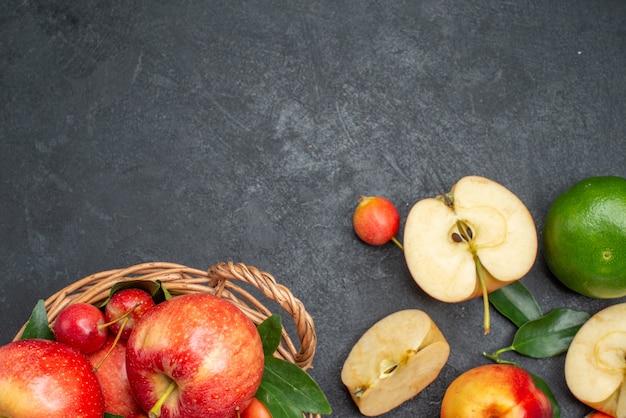 Bovenaanzicht van close-up fruit verschillende smakelijke bessen fruit houten mand met fruit