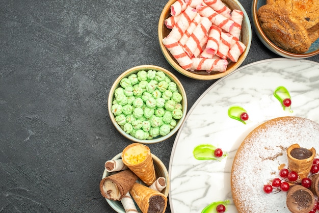 Bovenaanzicht van close-up snoep een cake met kleurrijke snoepjes wafels koekjes snoepjes