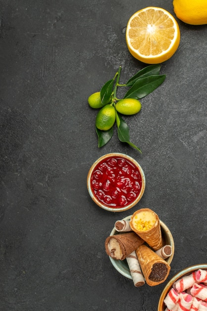 Bovenaanzicht van close-up snoepjes jam citroenjam koekjes snoepjes op tafel