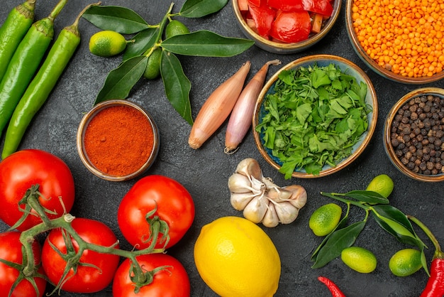 Bovenaanzicht van close-up specerijen linzen kruiden groene hete pepers kruiden tomaten citrusvruchten uien