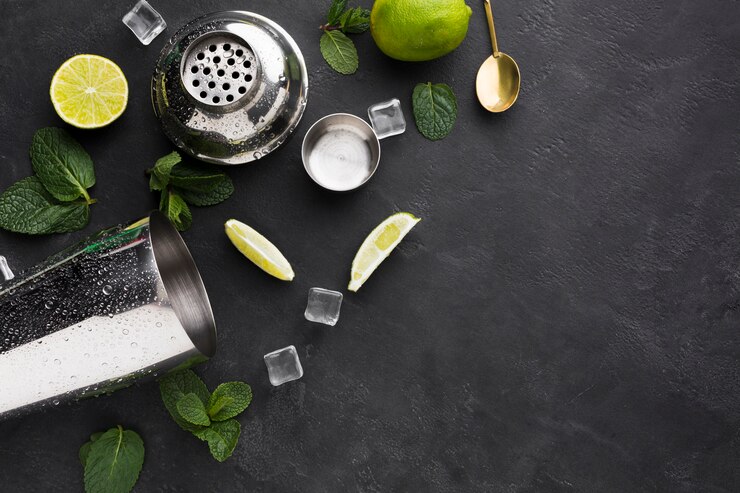 Gratis Foto bovenaanzicht van cocktail essentials met limoen en kopie ruimte