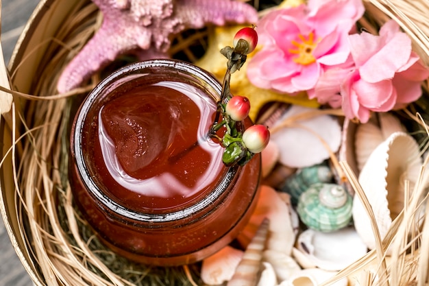 Bovenaanzicht van cocktail in pot geplaatst in doos met schelpen en zeesterren