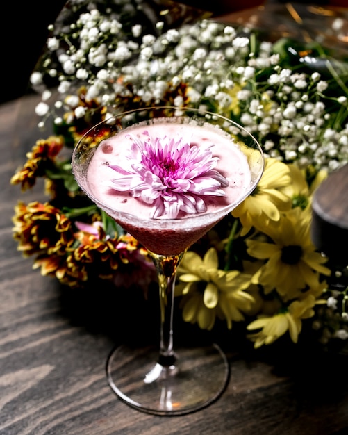 Bovenaanzicht van cocktail met bloem op de top in Martiniglas