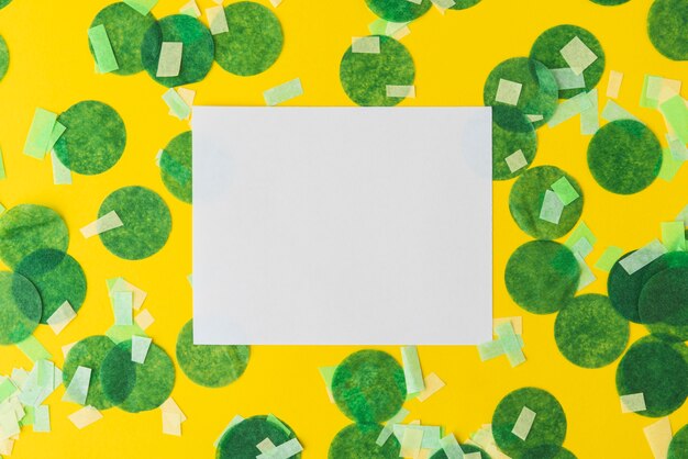 Bovenaanzicht van confetti frame op gele achtergrond met kopie ruimte