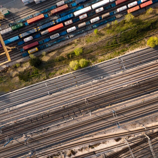 Bovenaanzicht van containers en spoorwegen