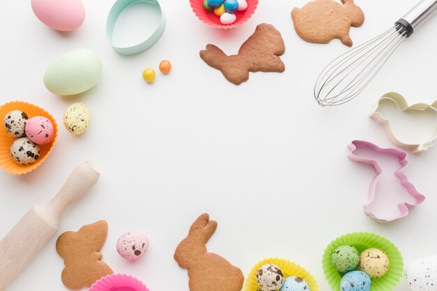 Bovenaanzicht van cookies voor Pasen en keukengerei frame