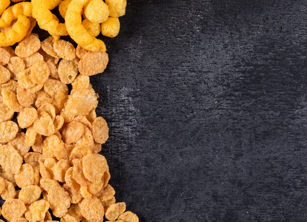 Bovenaanzicht van cornflakes met kopie ruimte op donkere horizontaal