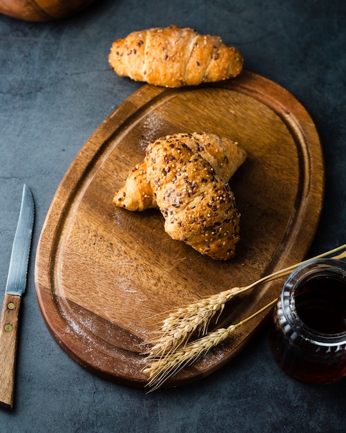 Bovenaanzicht van croissants op chopper