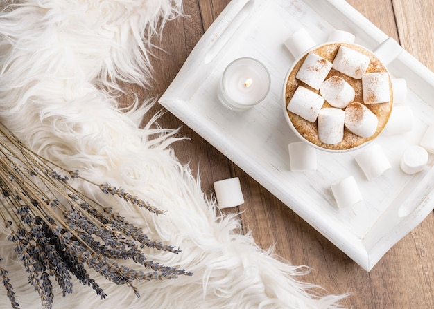 Bovenaanzicht van cup met warme chocolademelk en marshmallows naast lavendel