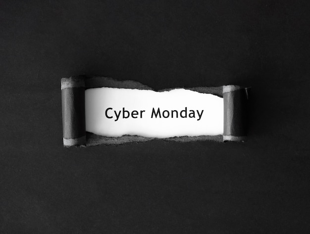 Bovenaanzicht van cyber maandag met gescheurd papier