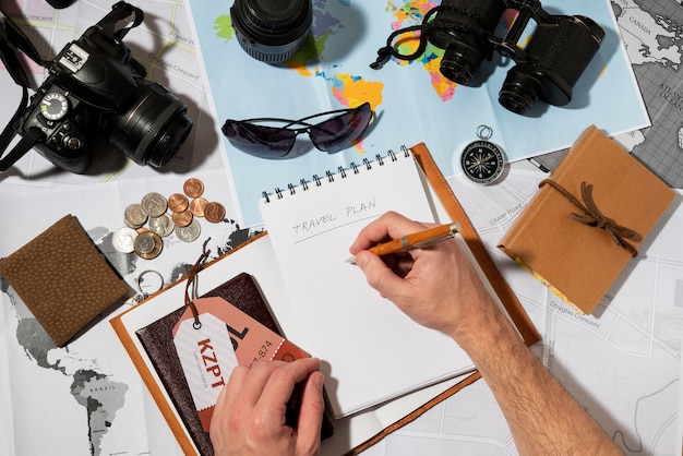 Bovenaanzicht van de collectie reisbenodigdheden