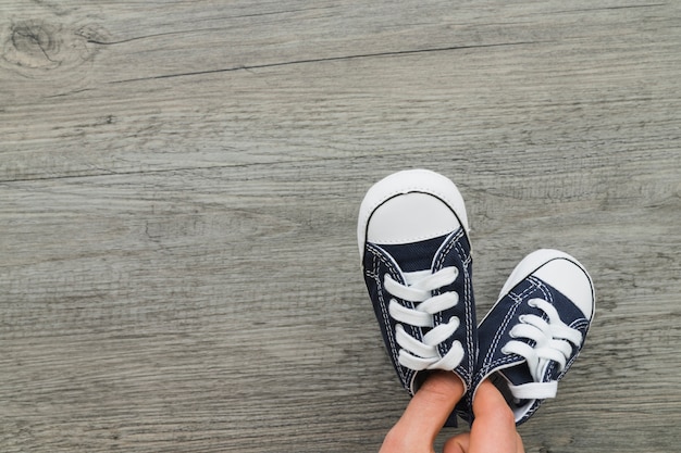 Gratis foto bovenaanzicht van de hand met sportschoenen