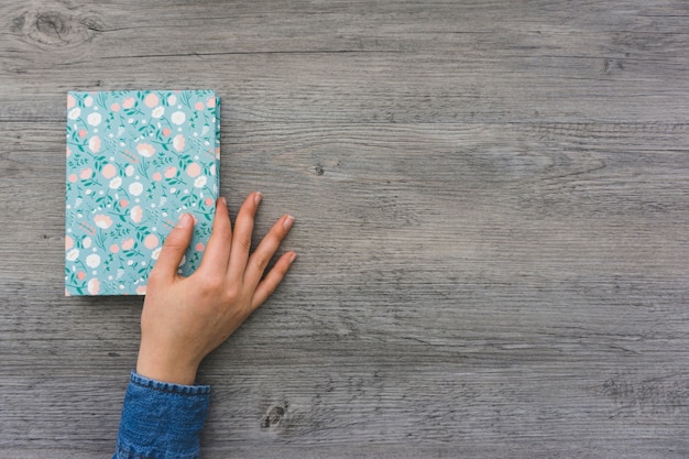 Bovenaanzicht van de hand op een boek