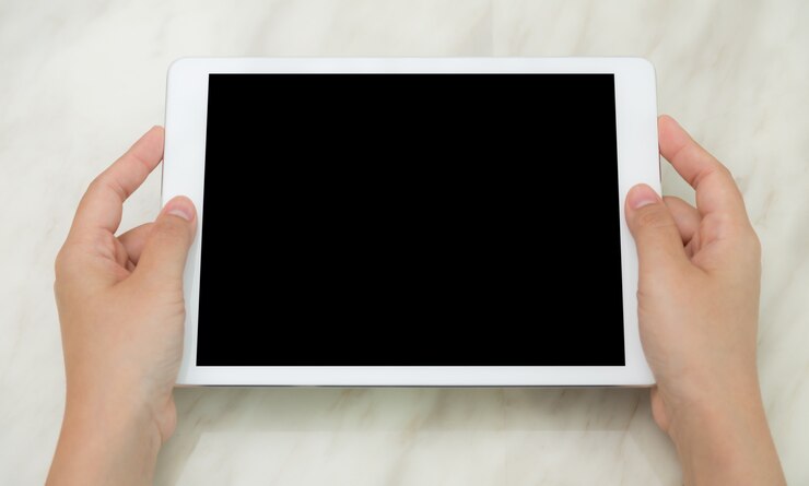 Gratis Foto bovenaanzicht van de handen met een tablet