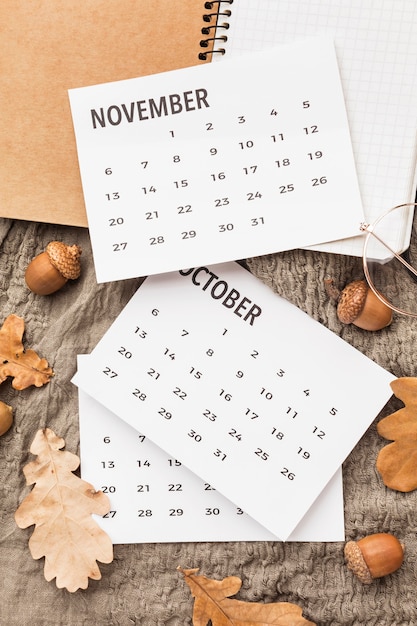 Gratis foto bovenaanzicht van de kalender met herfst eikels en bladeren