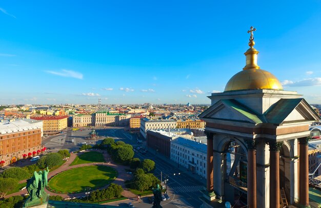 Bovenaanzicht van de stad van Saint Isaac&#39;s Cathedral