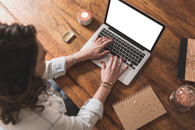 Bovenaanzicht van de vrouw die met haar laptop