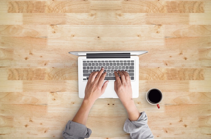 Gratis Foto bovenaanzicht van de werkende hand.