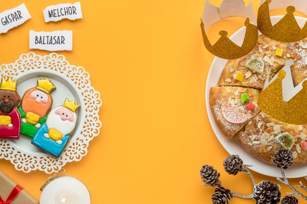 Bovenaanzicht van dessert met cadeautjes en drie koningen op plaat voor epiphany dag