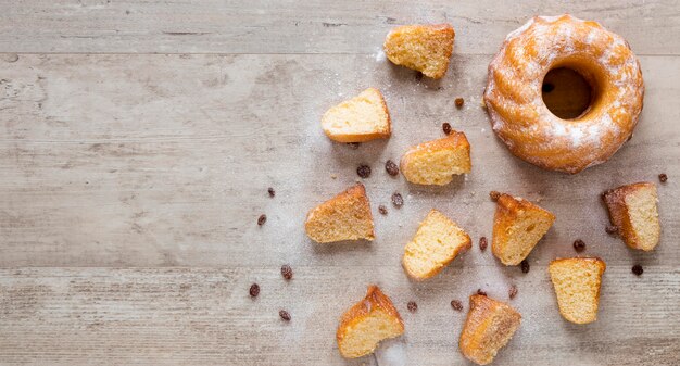 Gratis foto bovenaanzicht van donut met rozijnen en kopie ruimte