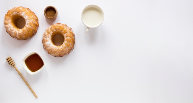 Gratis foto bovenaanzicht van donuts met kopie ruimte en melk