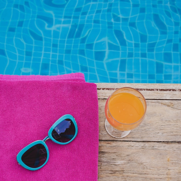 Gratis foto bovenaanzicht van drank, zonnebril en zwembad