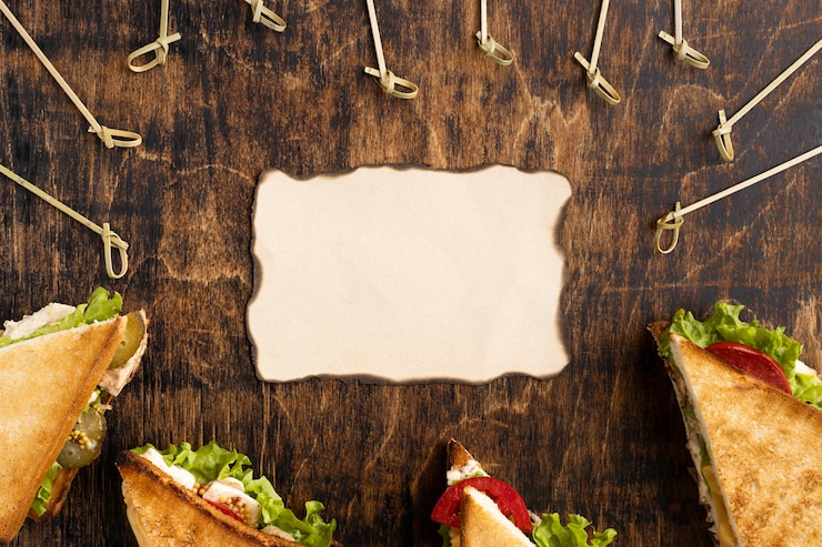Gratis Foto bovenaanzicht van driehoekige sandwiches met papier