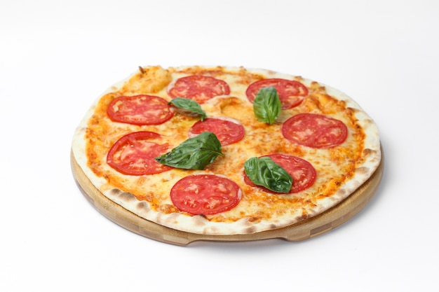 Bovenaanzicht van een heerlijke pizza geïsoleerd op een witte achtergrond