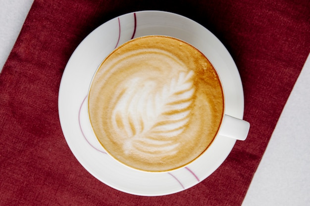 Bovenaanzicht van een kopje koffie latte op tafel