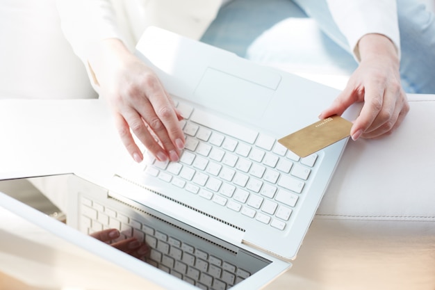 Bovenaanzicht van een laptop en een credit card