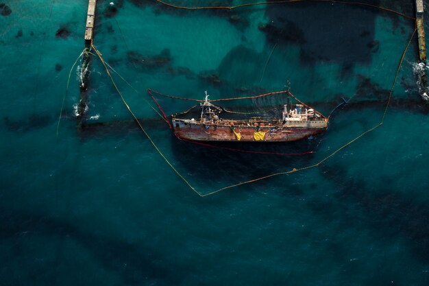 Bovenaanzicht van een oude tanker die aan de grond liep en omviel