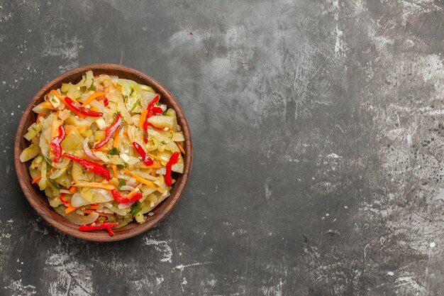 Bovenaanzicht van een salade uit de verte groente salade in de kom