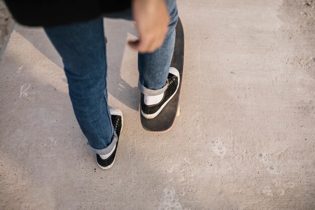 Bovenaanzicht van een skateboarder met skateboard