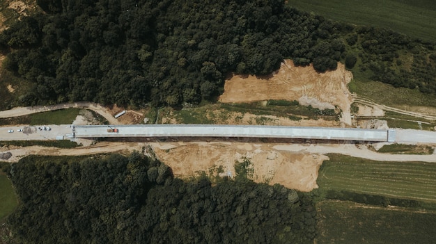 Bovenaanzicht van een weg in aanbouw in het district Brcko, omringd door velden, Bosnië en Herzegovina