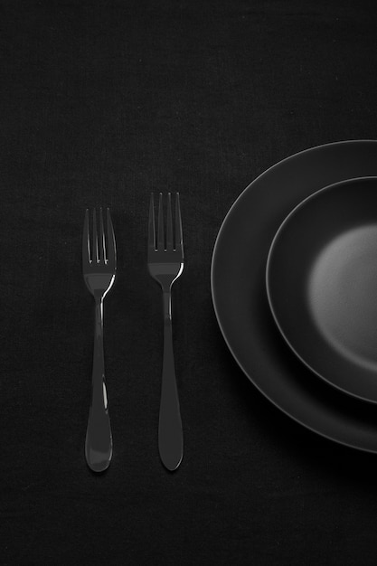 Bovenaanzicht van eettafels zonder eten