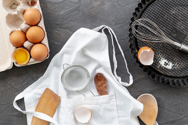 Gratis foto bovenaanzicht van eieren en keukengerei