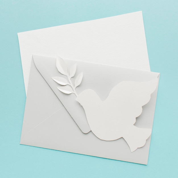 Bovenaanzicht van envelop met papieren duif