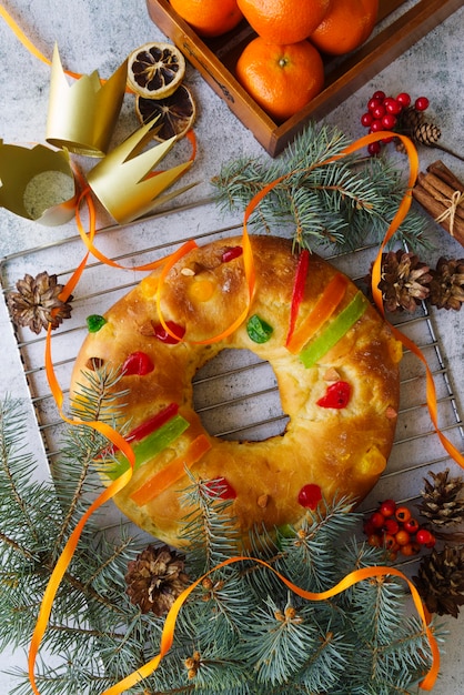 Bovenaanzicht van epiphany dagdessert met sparren en sinaasappels