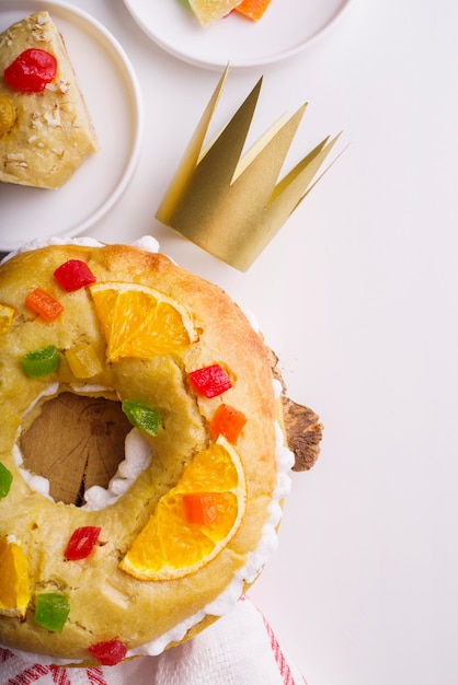 Bovenaanzicht van epiphany dagdesserts met kroon en kopie ruimte