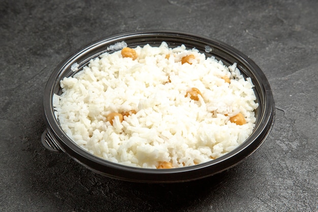 Bovenaanzicht van erwten en rijstschotel