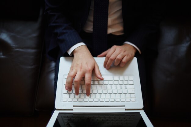 Bovenaanzicht van executive zitten met een laptop