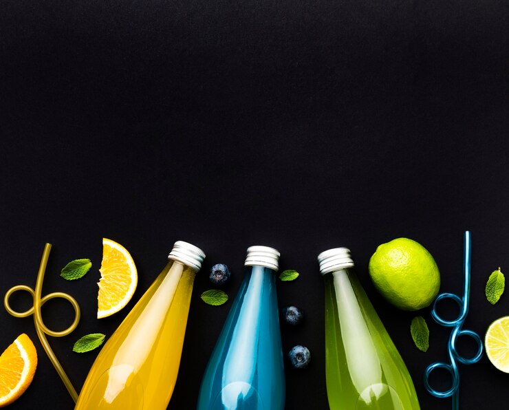 Gratis Foto bovenaanzicht van flessen met frisdrank en fruit