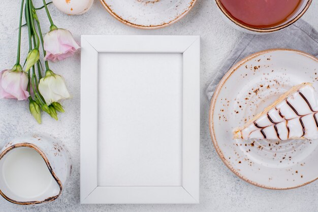 Bovenaanzicht van frame met cake en rozen