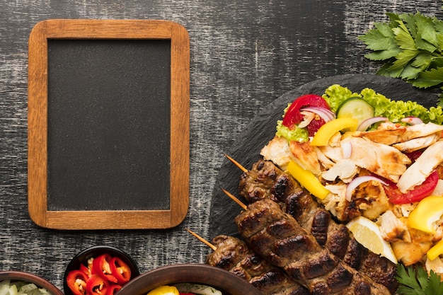 Gratis foto bovenaanzicht van frame met lekkere kebab en kruiden