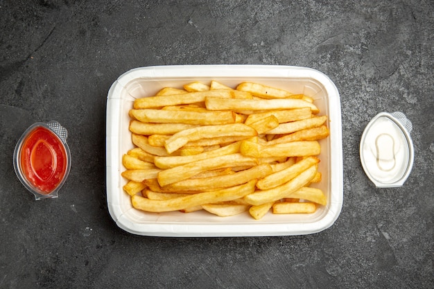 Bovenaanzicht van frietjes met heerlijke ketchup