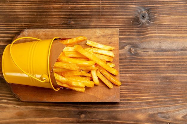 Bovenaanzicht van frietjes op bruine tafel