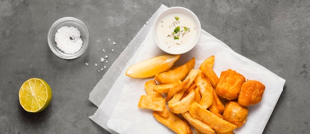 Gratis foto bovenaanzicht van frietjes op plaat met saus en zout
