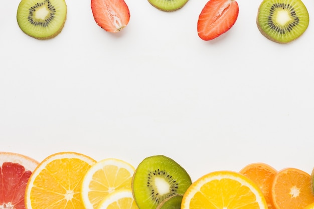 Gratis foto bovenaanzicht van fruit assortiment met kopie ruimte