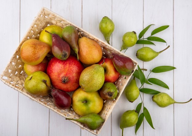 Bovenaanzicht van fruit in de mand en op houten oppervlak