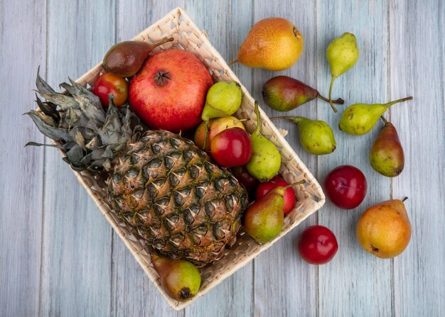 Bovenaanzicht van fruit in de mand en op houten oppervlak